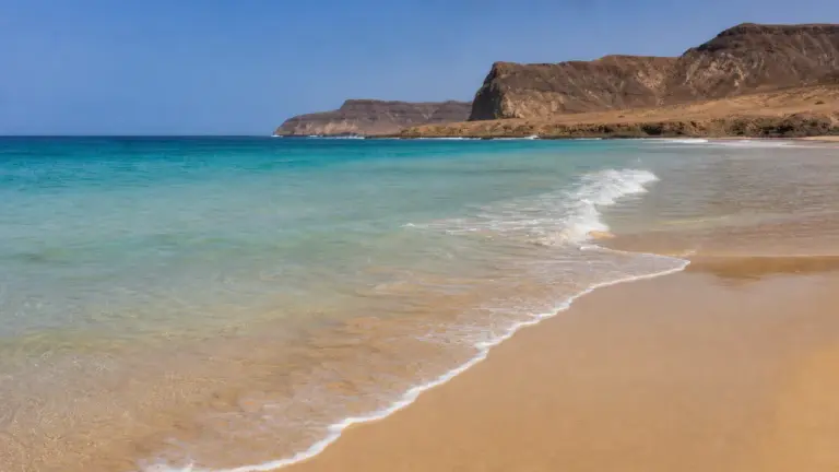 Quand partir au Cap-Vert : plage sous ciel dégagé