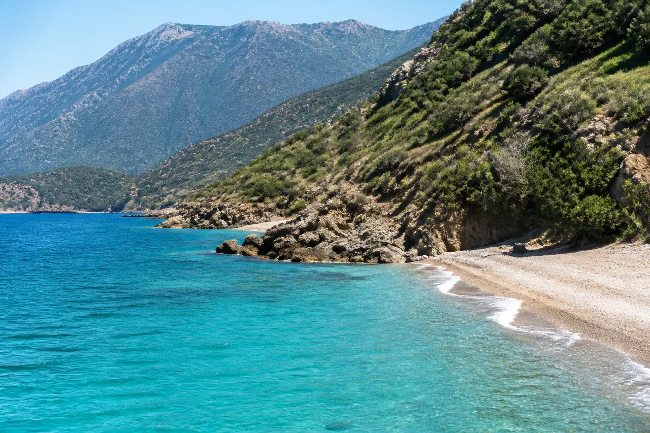 Chypre, plage turquoise au pied des montagnes