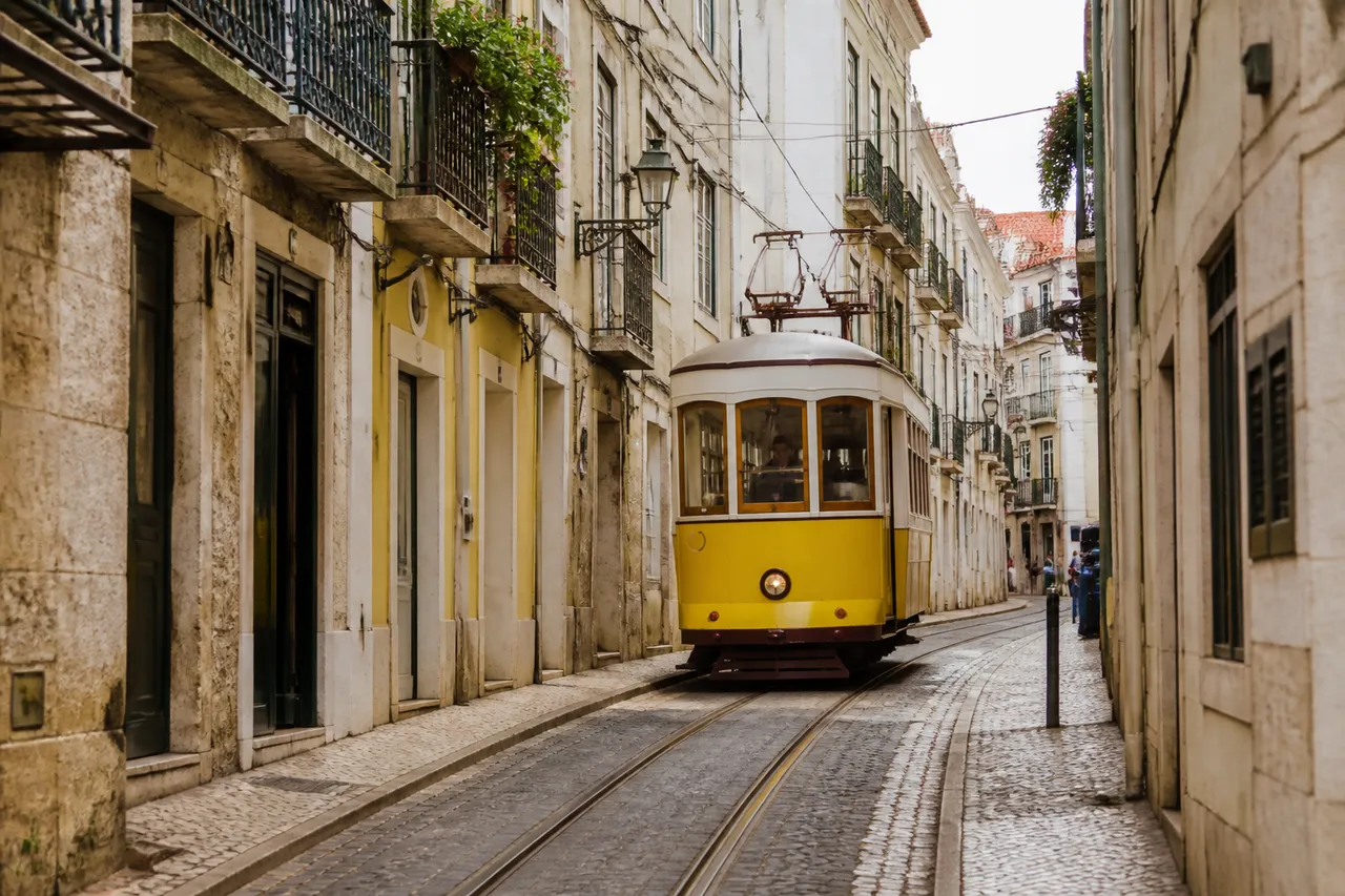 Visiter Lisbonne en 2 ou 3 jours : le tram 28 dans l'Alfama