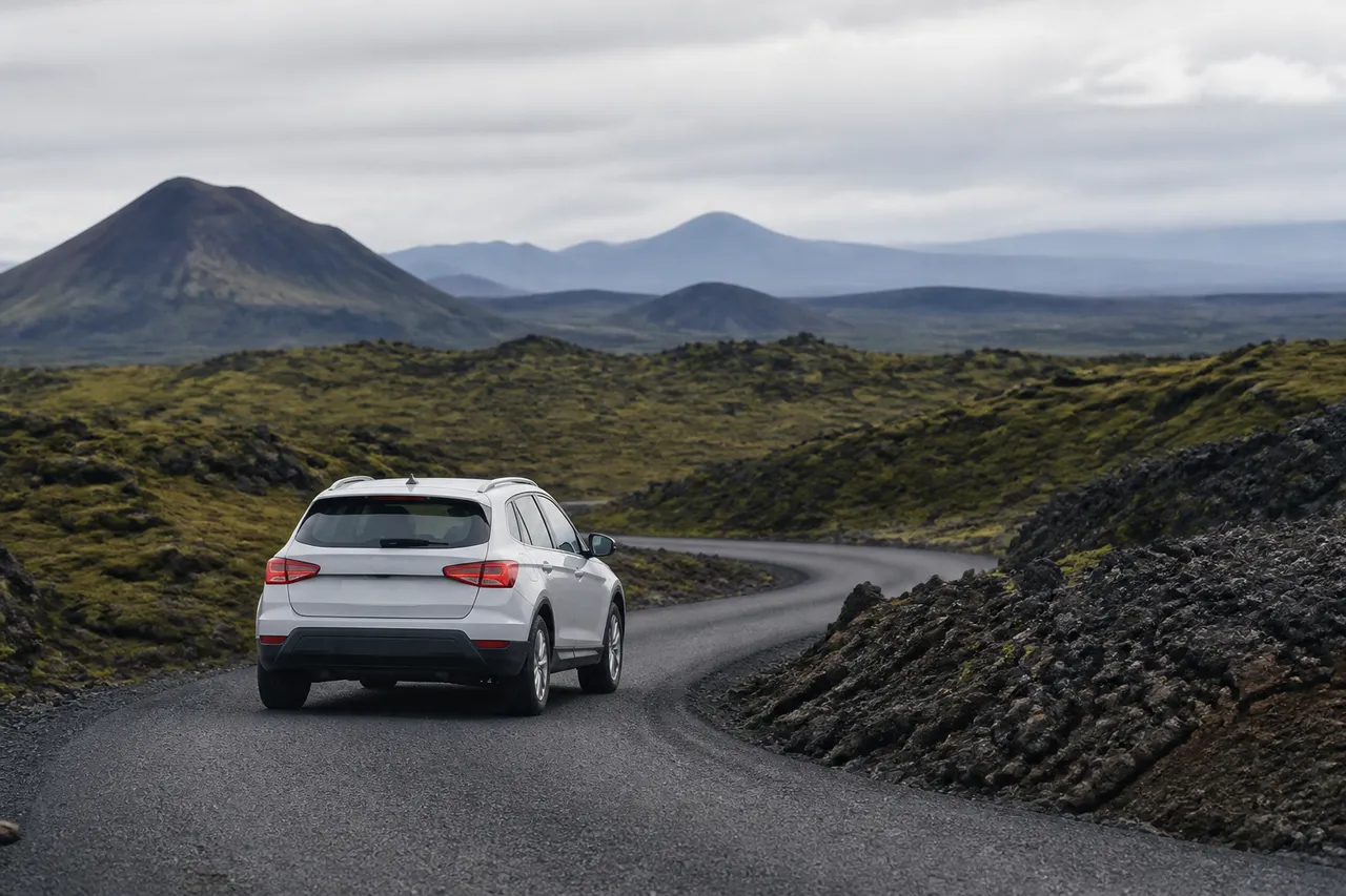 Road trip en Islande ou en Norvège sur route volcanique